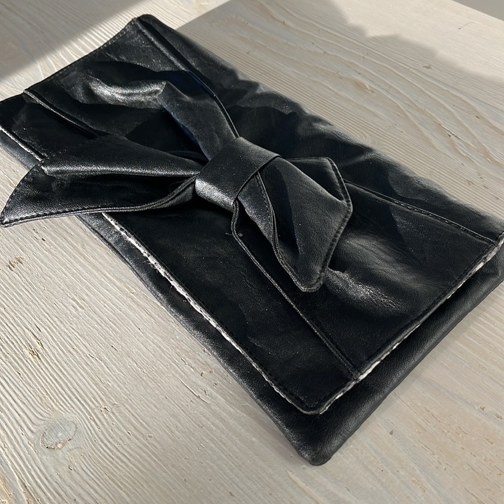 Vintage 1980s faux black leather clutch with large bow - Picture 1 of 6